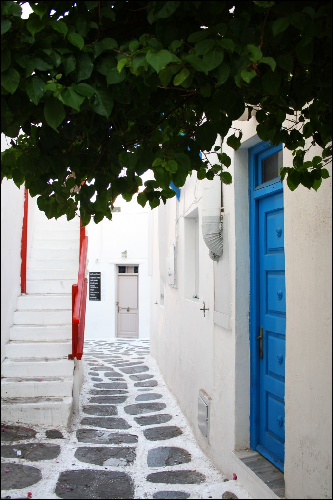 Mykonos Town: ritmo bianco-azzurro tra gradini e porta blu, lettura di texture e prospettive