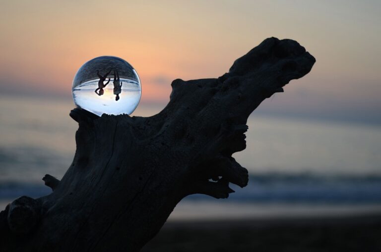 Tramonto racchiuso: una sfera che incapsula memoria e luce del crepuscolo