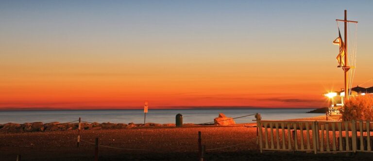 Crepuscolo sul mare: quiete, colore e profondità lungo la battigia