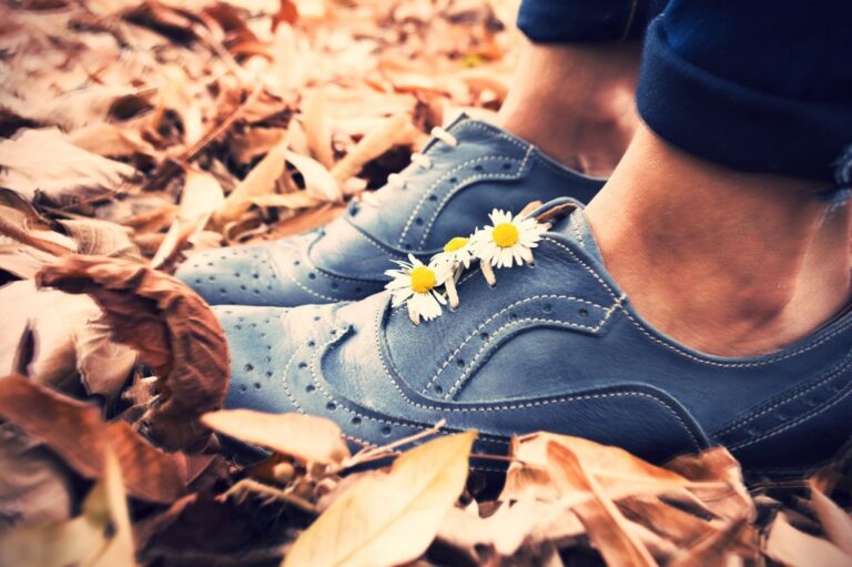 Colore, contrasto e micro-mondi: una poesia visiva tra scarpe e foglie