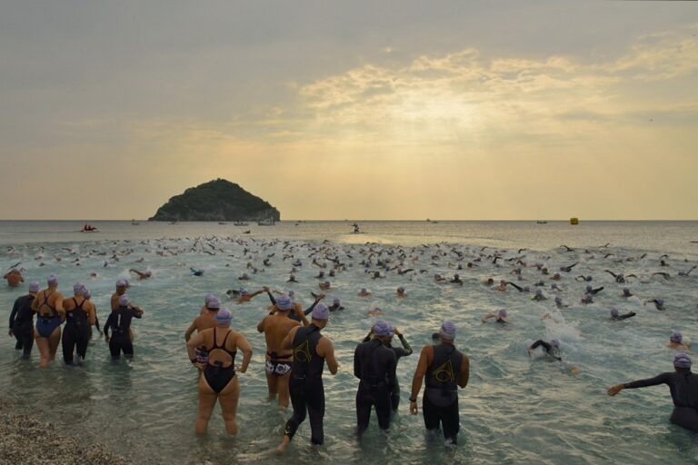 Preparazione corale all’ingresso in mare: luce, movimento e coesione in Swimtheisland