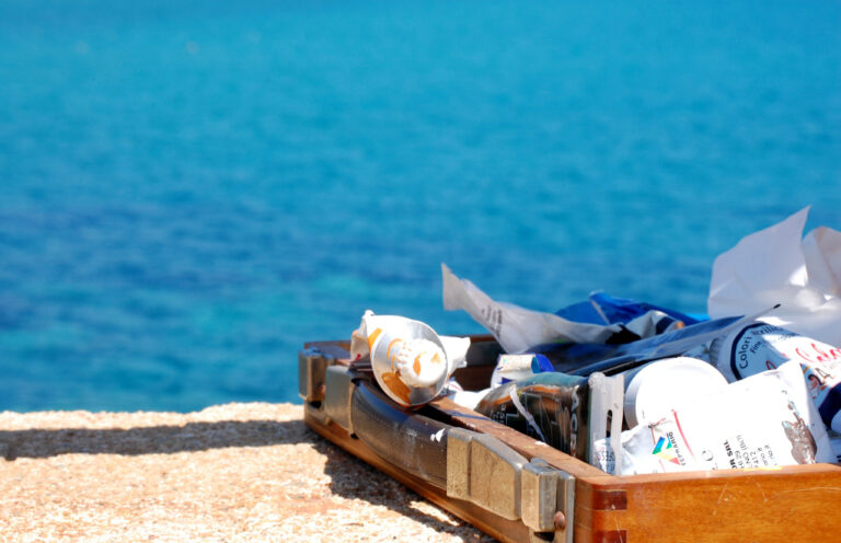 Colori estivi: mare azzurro, plastica e contrasto tra natura e prodotto umano