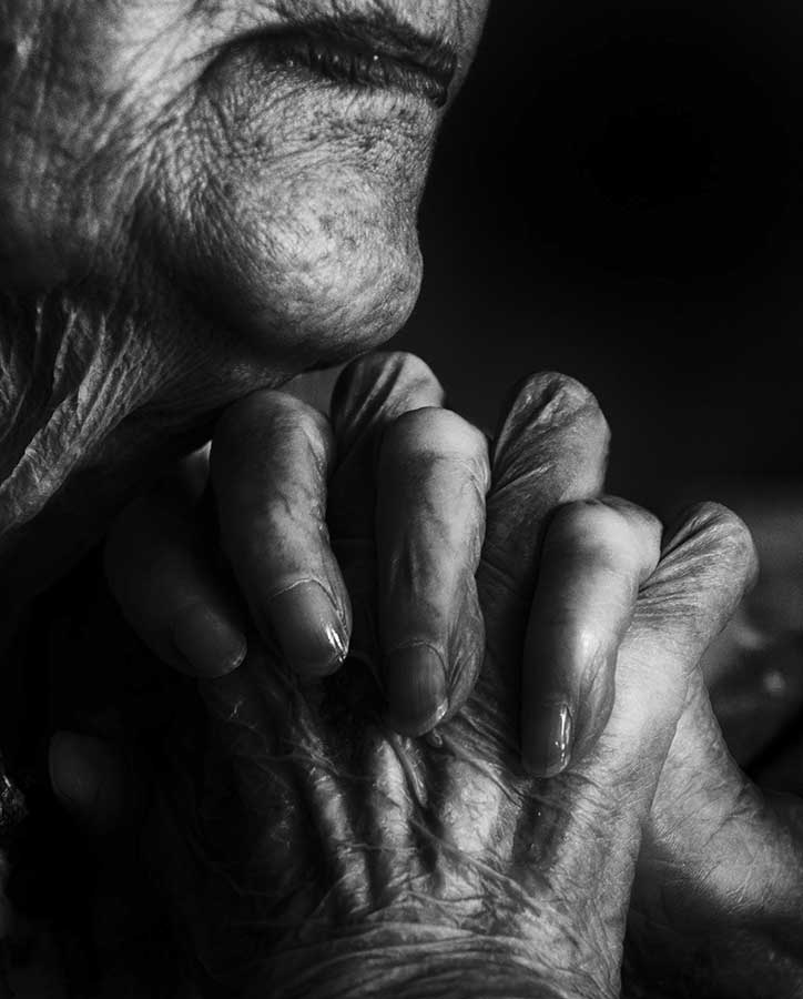 Credere: intimità tattile tra mani, luce morbida e bianco e nero scultoreo