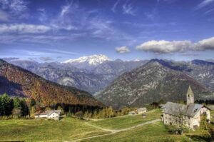 Valle e cime del Monte Rosa: profondità e ritmo tra borgo, campanile e nuvole