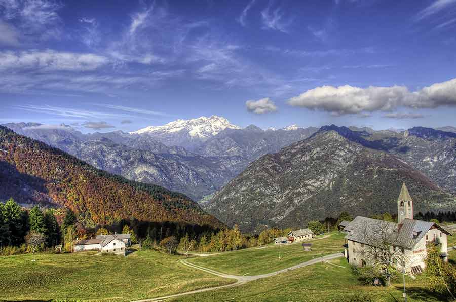 Valle e cime del Monte Rosa: profondità e ritmo tra borgo, campanile e nuvole