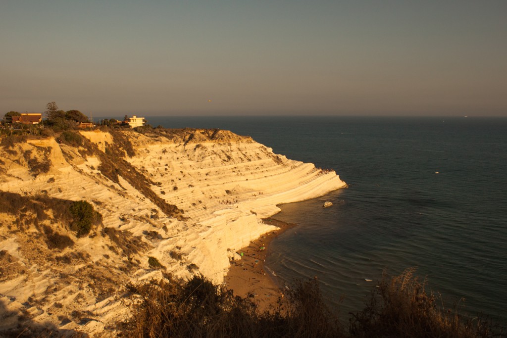Linee di costa: bianco, blu e calore dorato in quieta panoramica marina