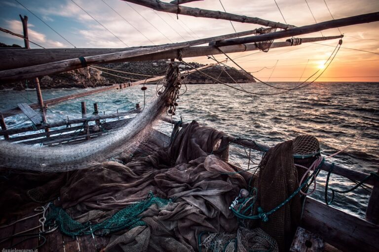 Tramonto e reti: dialogo tra rigore e trama colorata nel Trabucco della Puglia