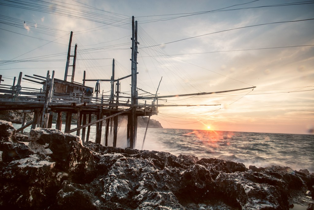 Trabucco pugliese al tramonto: texture, mare e silenzio della costa