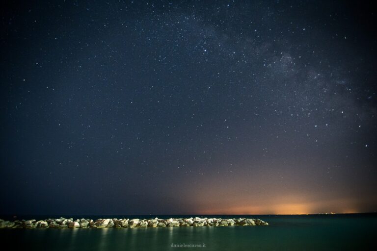 Mattinata stellata in Puglia: quiete tra mare, cielo e orizzonte luminescente