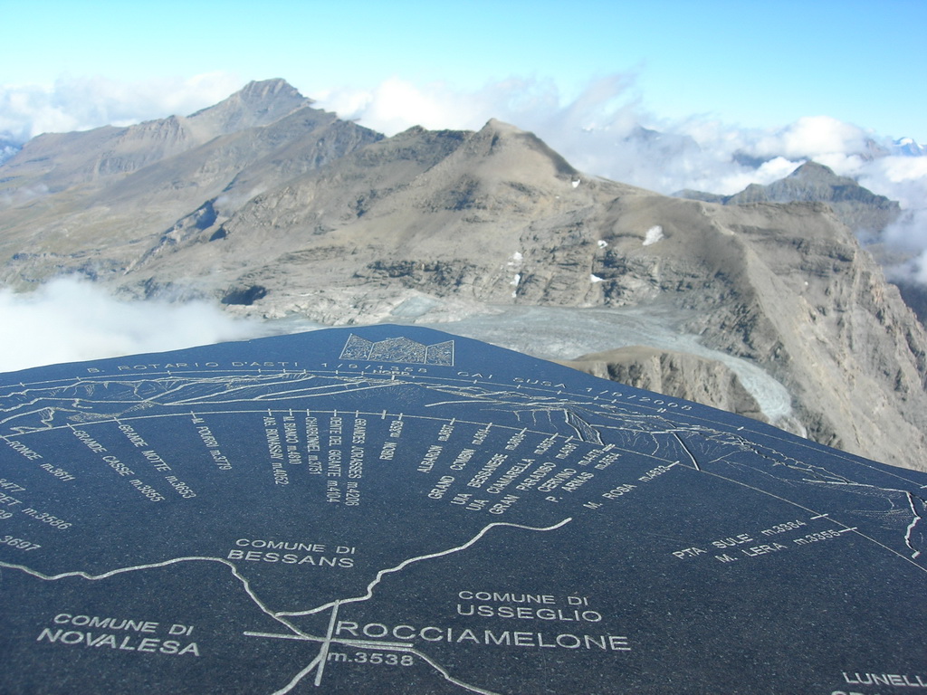 Waiting for us: una mappa incisa tra cielo e roccia, tensione narrativa in alta quota