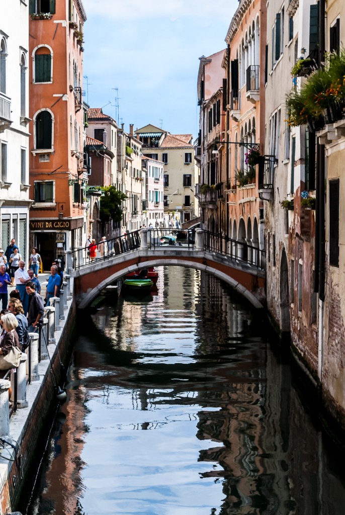 Riflessi eleganti sul canale: equilibrio cromatico tra cielo e acqua