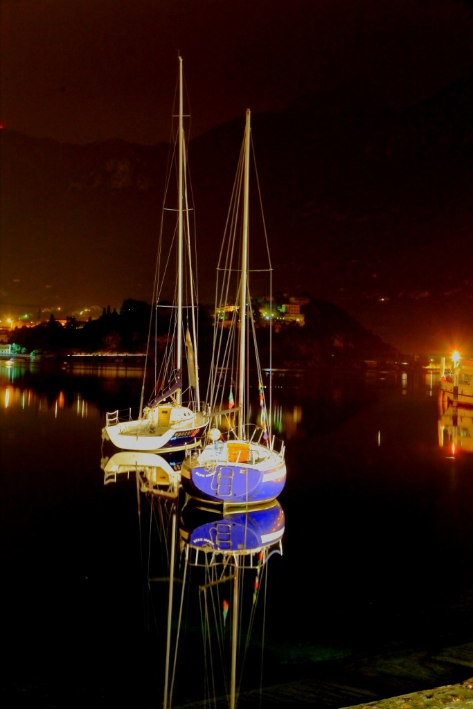 Notturno lecchese: quiete e riflessi cromatici tra barche e pontili sul lago