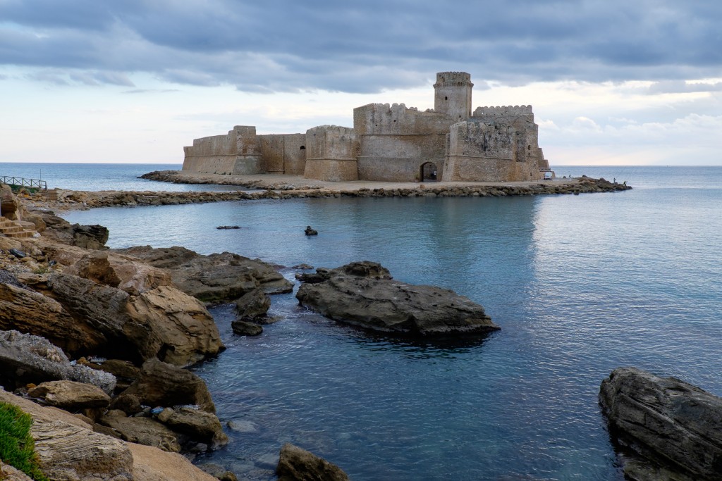 Le Castella: equilibrio tra pietra, mare e cielo in una lettura serena della costa