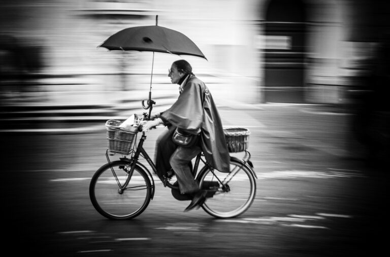Passeggiata domenicale: movimento, bianco e nero e intimità urbana