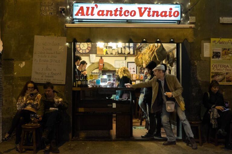 Bettola all’antico Vinai: luce interna e dinamismo di strada fiorentina