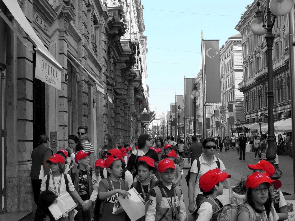 Cappelli rossi: dinamismo di gruppo in una narrazione urbana desaturata