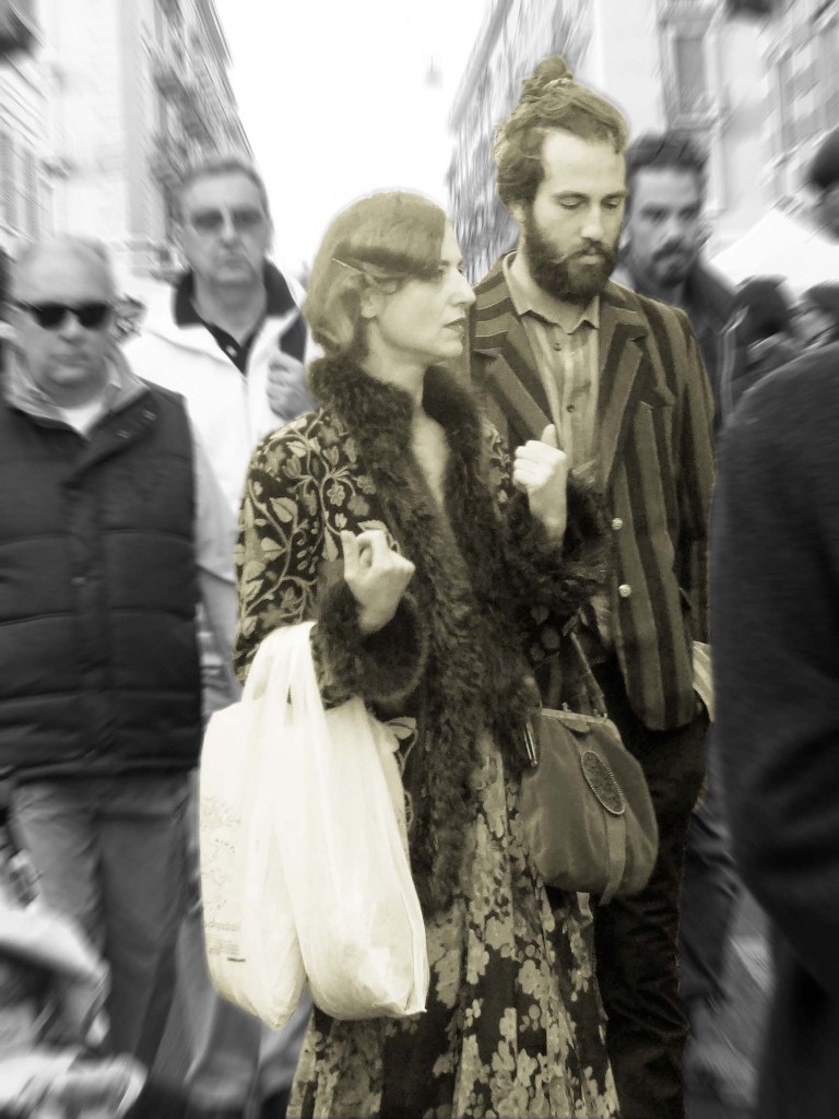 Vintage nel ritaglio di tempo: la donna tra la folla e il ricordo in between