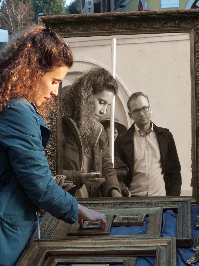 Antiquariato: gesto presente, riflesso e luce calda in un dialogo tra presente e passato