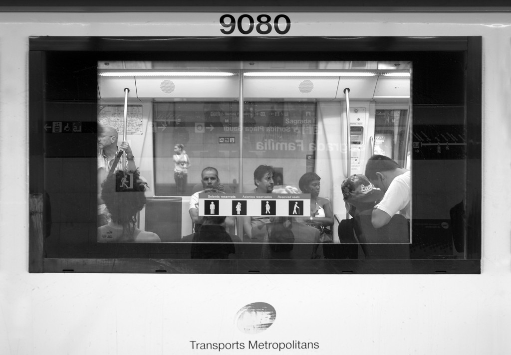 Dentro il vagone: riflessi, pause e tensione tra interno ed esterno