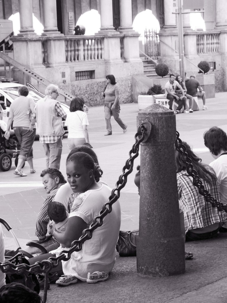 Assenze e intrecci: madre e bambino nel ritmo urbano in bianco e nero