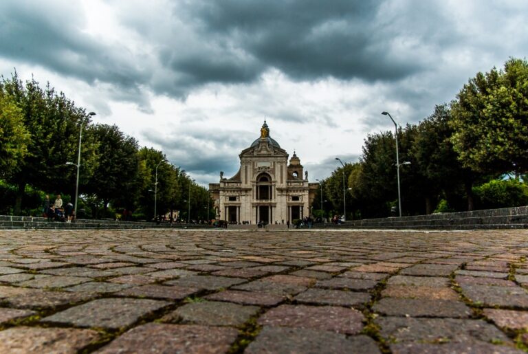 Piazza Santa Maria degli Angeli: prospettiva a livello di pavimento verso la facciata centrale di Assisi