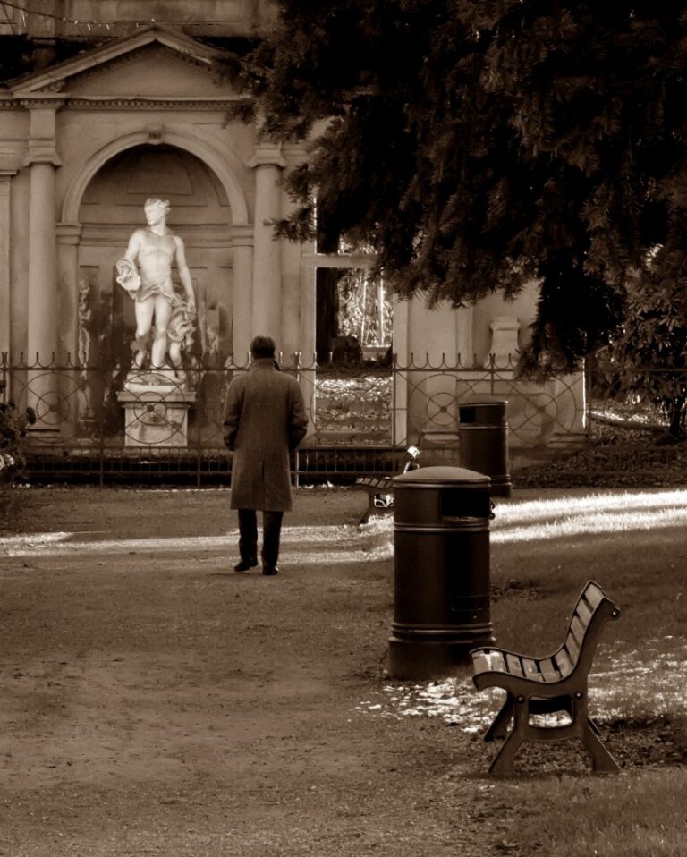 Appuntamento con la memoria: spaesamento dolce tra uomo, scultura e luce sepia