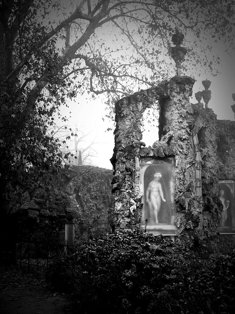 Bagni pubblici: dialogo tra architettura, natura e memoria in bianco e nero