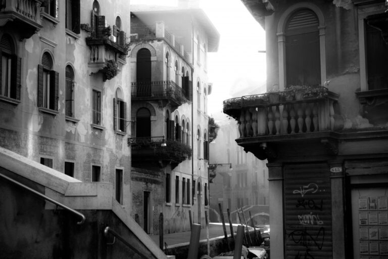 Sentieri di luce: profondità urbana tra gradini e arcate in bianco e nero