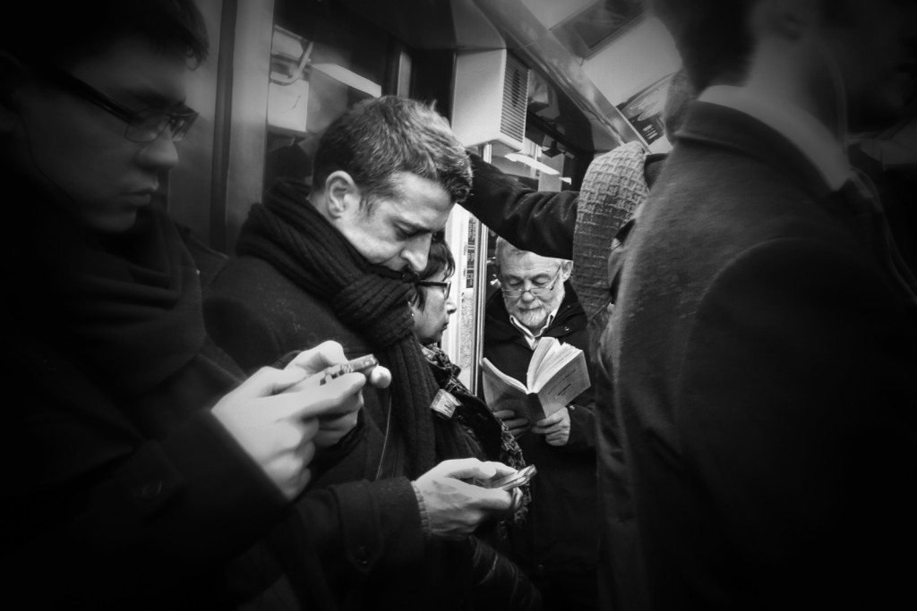 Generazioni in bianco e nero: quiete tra lettura e gesto condiviso