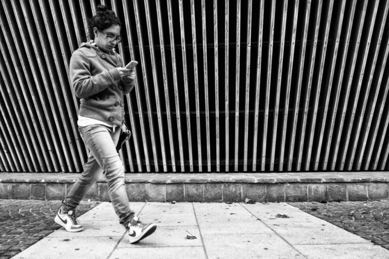 Passaggio urbano: attentissima lettura di una passeggiata solitaria in bianco e nero