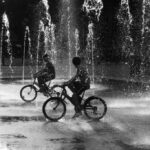 Tristezza in bianco e nero: fontane, biciclette e silenzio ritmico
