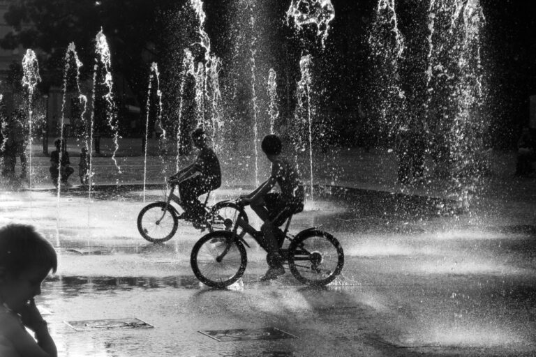 Tristezza in bianco e nero: fontane, biciclette e silenzio ritmico