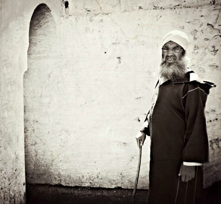 Anziano del Marocco: dignità, luce e memoria in bianco e nero