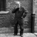 Uomo in formazione tra murature e graffiti: lettura tattile della street photography