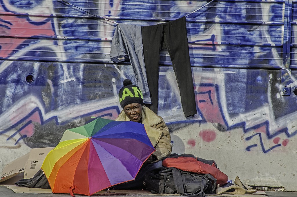 Empatia urbana: ritratto di respiro street con graffiti e paracadute cromatico