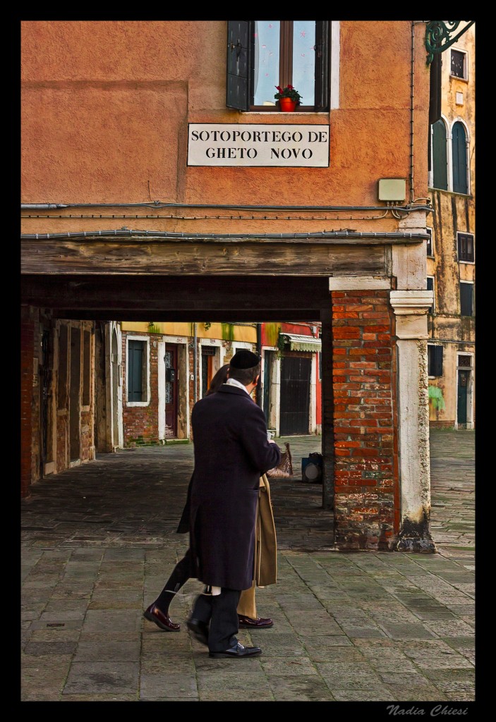 Memoria che attraversa l’arco: due figure in quieta eleganza urbana