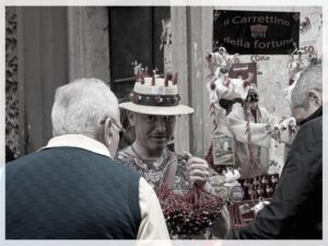 Napoli tra superstizioni e mercato: sguardo in bianco e nero sulla contraddizione urbana
