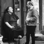Napoli: dialogo urbano in bianco e nero tra due volti e una strada