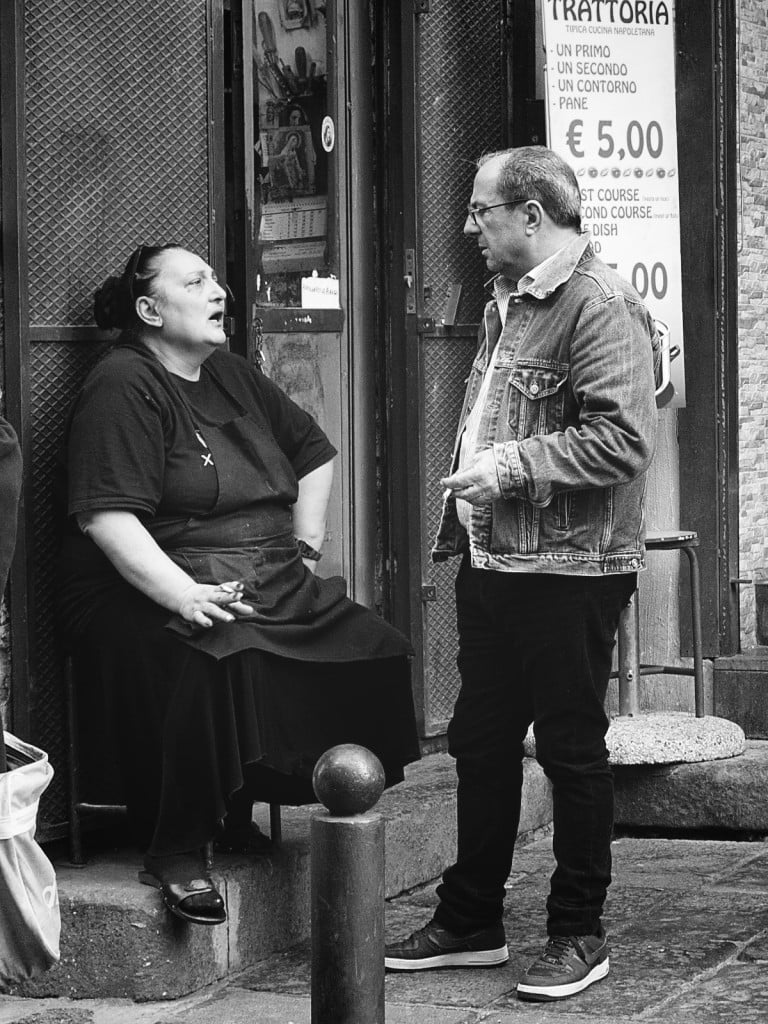 Napoli: dialogo urbano in bianco e nero tra due volti e una strada