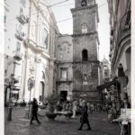 Napoli: tensione tra torre centrale e vita di quartiere in bianco e nero