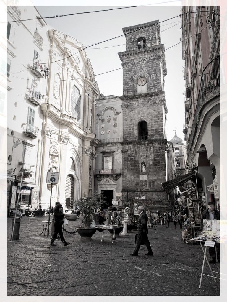 Napoli: tensione tra torre centrale e vita di quartiere in bianco e nero