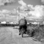 La fame in bianco e nero: dignità e solitudine di un anziano in sella