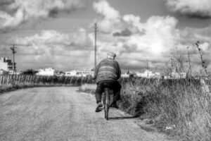La fame in bianco e nero: dignità e solitudine di un anziano in sella