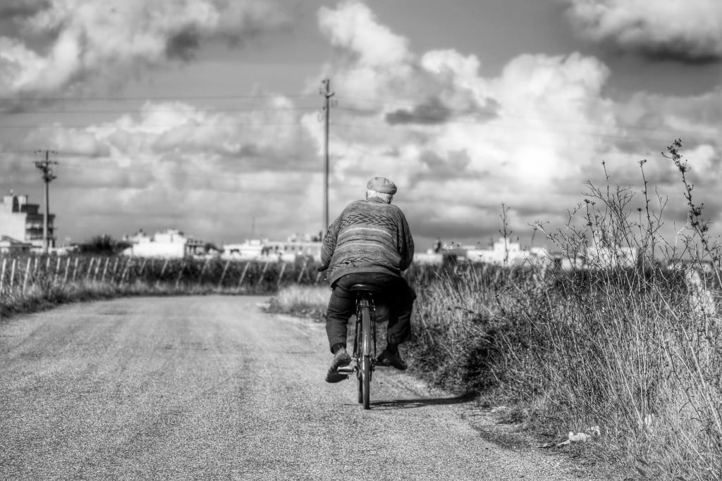 La fame in bianco e nero: dignità e solitudine di un anziano in sella