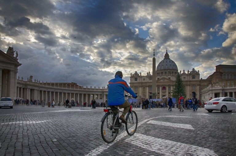 Di bici in cielo: movimento urbano tra architettura sacra e cielo nuvoloso