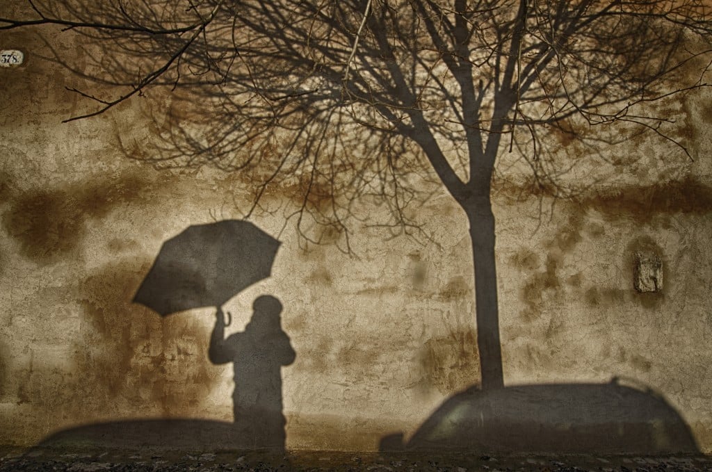 Ombra, silenzio e urbanità: una silhouette racconta il contesto street passion