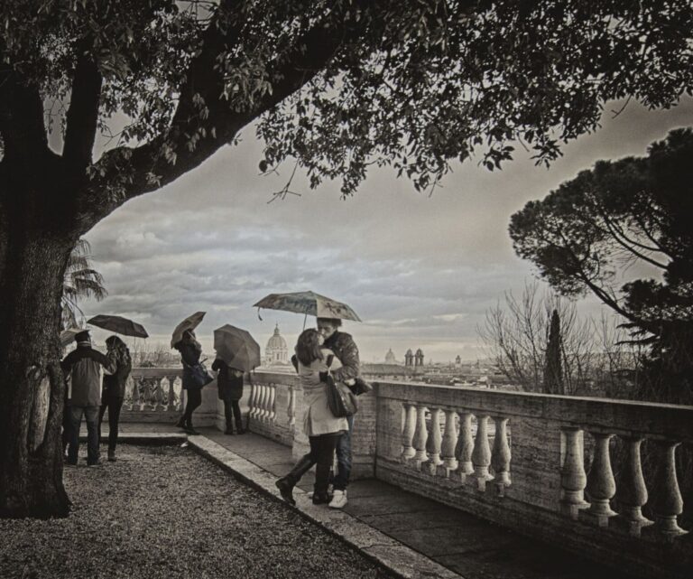 Roma bagnata: intimità e silhouette tra cupole e parapetti a twelve-based perspective