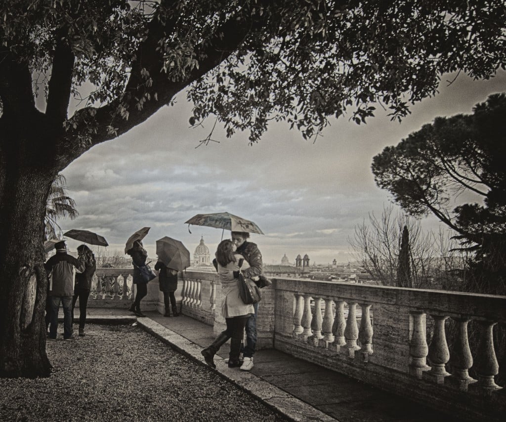 Roma bagnata: intimità e silhouette tra cupole e parapetti a twelve-based perspective