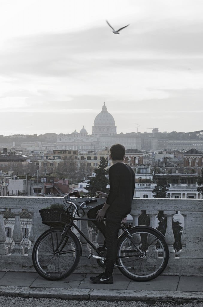 Pausa urbana: silenzio, crepuscolo e cupola tra ponte e mosca in volo