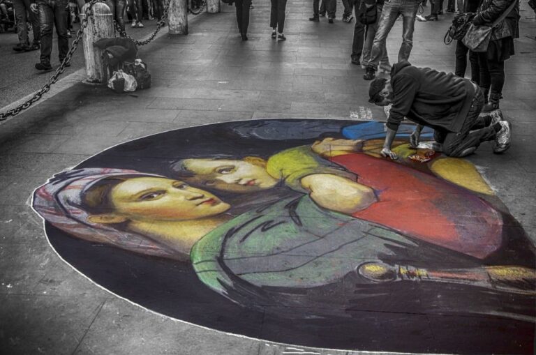 Roma: arte di strada che respira tra passanti e luce bianca nerata